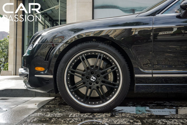 So với chiếc Flying Spur nguyên bản, Bentley Continental độ Mansory đã được thay mới phần cản trước được thiết kế lại có phần hầm hố hơn, lưới tản nhiệt chính vẫn được giữ nguyên nhưng hốc gió phía dưới được chia làm 3 khoang riêng biệt, hai hốc gió ở hai bên được trang bị thêm hai bóng đèn sương mù và được bổ sung thêm hai nan kim loại mạnh mẽ.