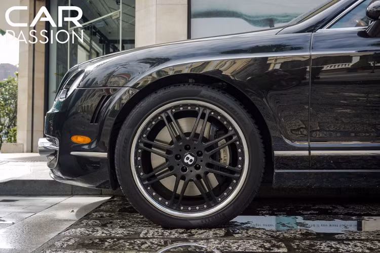 So với chiếc Flying Spur nguyên bản, Bentley Continental độ Mansory đã được thay mới phần cản trước được thiết kế lại có phần hầm hố hơn, lưới tản nhiệt chính vẫn được giữ nguyên nhưng hốc gió phía dưới được chia làm 3 khoang riêng biệt, hai hốc gió ở hai bên được trang bị thêm hai bóng đèn sương mù và được bổ sung thêm hai nan kim loại mạnh mẽ.