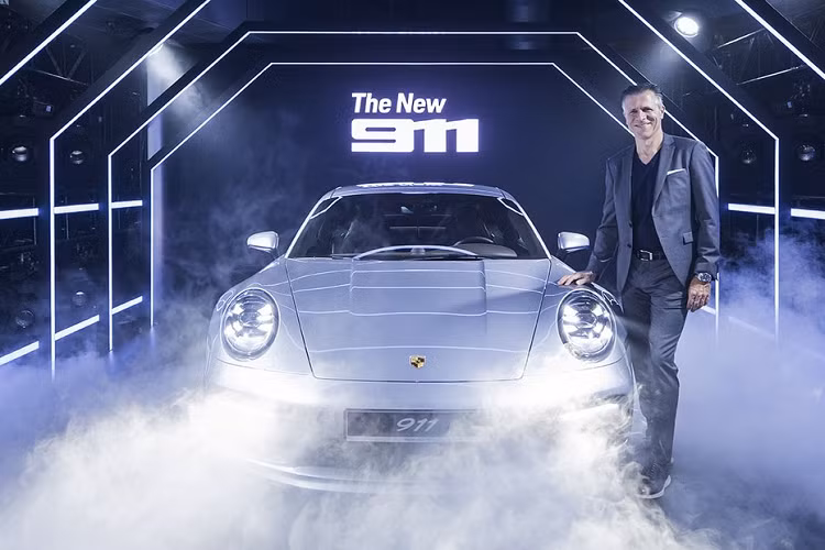 Dòng xe 911 thế hệ mới là sự tổng hòa các tinh hoa từ các phiên bản tiền nhiệm, kế thừa những di sản quá khứ và mang tầm nhìn hướng đến tương lai. Kiểu dáng: mang tính biểu tượng.