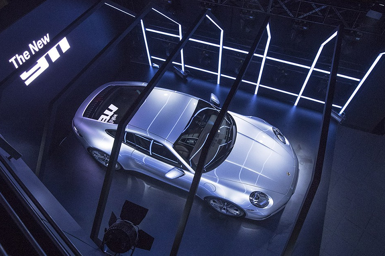 Tuy nhiên nhờ có cổ hút bằng nhôm đúc cùng nhiều cải tiến nhỏ khác, công suất động cơ đã tăng từ 370 lên thành 385 mã lực trên phiên bản Carrera cơ bản, trong khi các phiên bản Carrera S tăng từ 414 thành 444 mã lực (450PS). Động cơ Carrera S/4S có mô-men xoắn 530Nm.