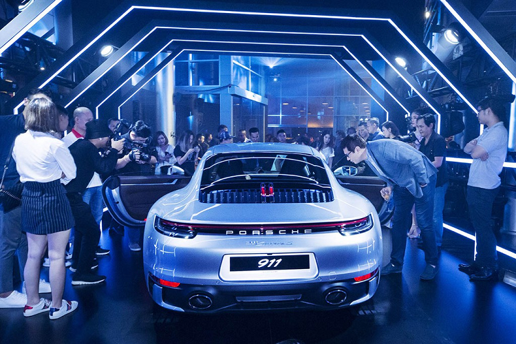 Giữ vững truyền thống, Porsche 911 992 mới tiếp tục là một trong số những dòng xe thương mại sản xuất hàng loạt hiếm hoi với động cơ đặt sau. Cỗ máy được sử dụng cho các phiên bản Carrera vẫn là loại 6 xi-lanh nằm ngang 3.0l tăng áp kép, được Porsche ra mắt từ lúc thế hệ 911 991 nâng cấp lớn giữa vòng đời.