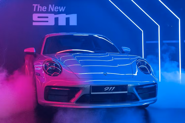 Cuối tuần qua, dòng xe huyền thoại Porsche 911 thế hệ mới - thế hệ thứ 8 đã chính thức ra mắt tại Việt Nam. Biểu tượng xe thể thao 911 hoàn toàn mới được giới thiệu trong buổi tối đặc biệt diễn ra tại trung tâm Porsche Sài Gòn vào ngày 21 tháng 9 năm 2019 với 2 mẫu xe 911 Carrera S và 911 Carrera S Cabriolet được trưng bày