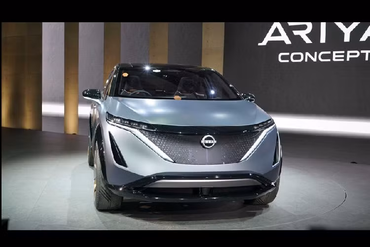 Chiếc xe sở hữu các vè chắn bùn phía trước rộng hơn, đèn pha LED mỏng kết nối với lưới tản nhiệt V-Motion đặc trưng cùng logo Nissan được chiếu sáng.