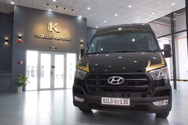 Ở dòng sản phẩm này, NOBLE KLASSE sử dụng mẫu Hyundai Solati 2019 mới màu đen để nâng cấp, tạo ra một số thay đổi nhỏ bên ngoài như decal dán xe mang nhãn hiệu, lo-go NK đặc trưng ở nắp chụp mâm xe.