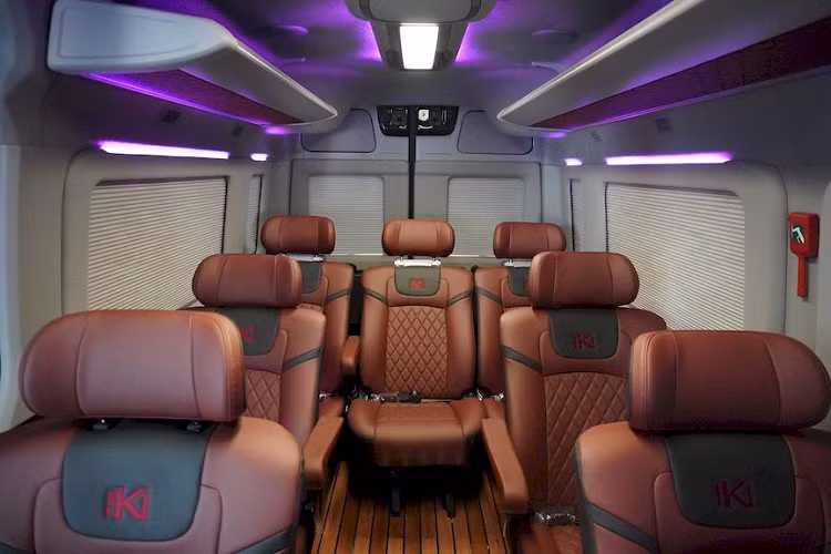 Đặc biệt ghế của Noble Klasse Solati S11 đều được bọc da Napa cao cấp nhập khẩu từ Hàn Quốc và phần sàn được lắp đặt gỗ du thuyền chống nhiệt độ và độ ẩm cao, giúp đảm bảo chất lượng bền bỉ của nội thất xe theo thời gian khi sử dụng.