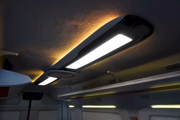 Xe cũng được hãng độ trang bị hàng loạt các trang thiết bị tiện nghi, giải trí hiện đại nhằm phục vụ nhu cầu của khách hàng như màn hình giải trí 32 inch tích hợp Hệ điều khiển riêng, tủ đựng nước có thể làm lạnh và làm nóng, đèn trần thay đổi màu sắc theo nhu cầu, cửa lùa tự động,…