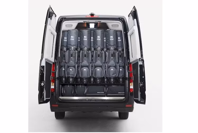 Khoang hành lý rộng rãi với sức chứa lên tới 12 túi đánh golf. Tại Việt Nam, dự kiến vào tháng 11/2019, showroom NOBLE KLASSE đầu tiên sẽ được khai trương tại trung tâm thương mại Crescent Mall, Quận 7, thành phố Hồ Chí Minh, nhằm đem tới cho khách hàng một sản phẩm chất lượng và dịch vụ đẳng cấp nhất.