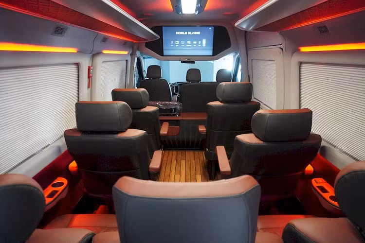 Đi vào bên trong nội thất xe, khác với Hyundai Solati bản tiêu chuẩn có 16 ghế, phiên bản Noble Klasse Solati S11 được bố trí lại 10 ghế với 3 ghế ở khoang lái và 7 ghế ngồi thoải mái rộng rãi cho khoang hành khách.