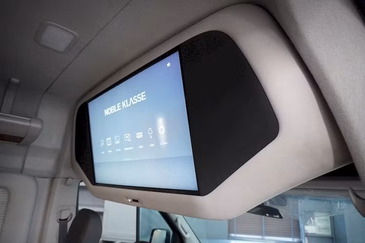 Màn hình thông minh 32 inch cài đặt hệ điều hành của Noble Klasse. Thương hiệu NOBLE KLASSE được ra đời bởi hãng độ danh tiếng KC MOTORS đến từ Hàn Quốc. Với kinh nghiệm hơn 20 từ khi hình thành và phát triển, KC MOTORS đã trở thành đối tác chính thức của KIA Hàn Quốc và HYUNDAI Hàn Quốc, và là hãng độ dẫn đầu thị trường Limousine tại xứ sở kim chi.