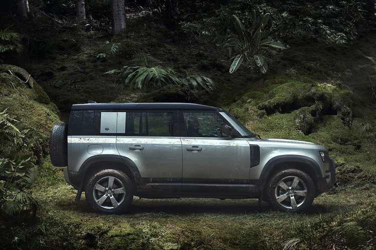 Ngoài những điểm chung này, phần còn lại của Defender thế hệ mới đã được Land Rover thiết kế một cách cực kỳ hiện đại, cá tính và mềm mại hơn, khiến nó thậm chí trông như một mẫu xe ý tưởng thay vì là sản phẩm bán số lượng lớn tới tay khách hàng. Điều này được thể hiện ở hệ thống đèn chiếu sáng/tín hiệu LED ấn tượng, hay một tấm ốp chờ lớn nằm ở cửa kính hai bên để sẵn sàng lắp đặt các phụ kiện khác nhau.