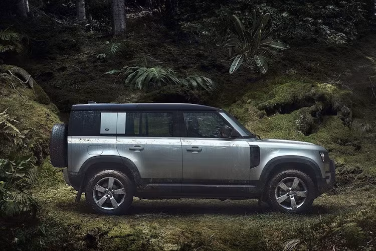 Ngoài những điểm chung này, phần còn lại của Defender thế hệ mới đã được Land Rover thiết kế một cách cực kỳ hiện đại, cá tính và mềm mại hơn, khiến nó thậm chí trông như một mẫu xe ý tưởng thay vì là sản phẩm bán số lượng lớn tới tay khách hàng. Điều này được thể hiện ở hệ thống đèn chiếu sáng/tín hiệu LED ấn tượng, hay một tấm ốp chờ lớn nằm ở cửa kính hai bên để sẵn sàng lắp đặt các phụ kiện khác nhau.