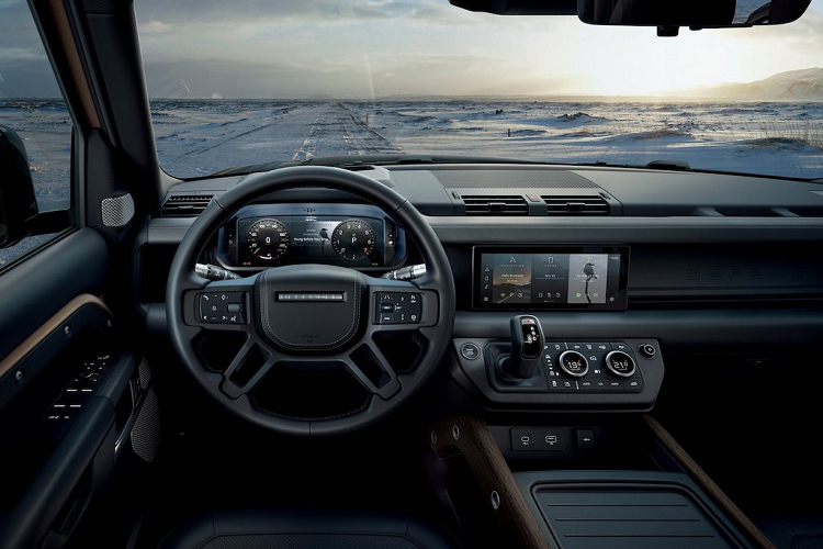 Gói Country bổ sung các vách ngăn khoang hành lý cùng hệ thống rút nước và cuối cùng, gói Urban chủ yếu nâng cấp ngoại thất bằng các chi tiết như chụp bánh dự phòng. Thậm chí Land Rover còn thiết kế sẵn cả các phụ kiện như lều gấp gọn trên mui hay tời móc gắn phía trước xe. Ngay cả không có nhu cầu trang bị "tận răng" để đi thám hiểm, khách hàng vẫn có thể chọn tới 12 thiết kế mâm xe khác nhau cho Defender 2020, cùng với các lựa chọn màu sắc độc đáo.