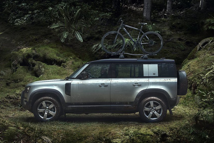 Trong khi Mercedes thiết kế G-Class thế hệ thứ 2 gần như không khác gì nhiều so với đời đầu tiên, Land Rover lại hoàn toàn rũ bỏ kiểu dáng đã trở thành biểu tượng của người tiền nhiệm. Mối liên hệ của Defender 2020 với người tiền nhiệm ra đời từ năm 1983 chỉ nằm ở phần đầu và đuôi ngắn, thân xe vuông vức; cửa sau bản lề mở ngang được treo lốp dự phòng và các ô cửa kính hẹp chạy dọc hai cạnh ở trên mui xe với tên gọi Alpine.