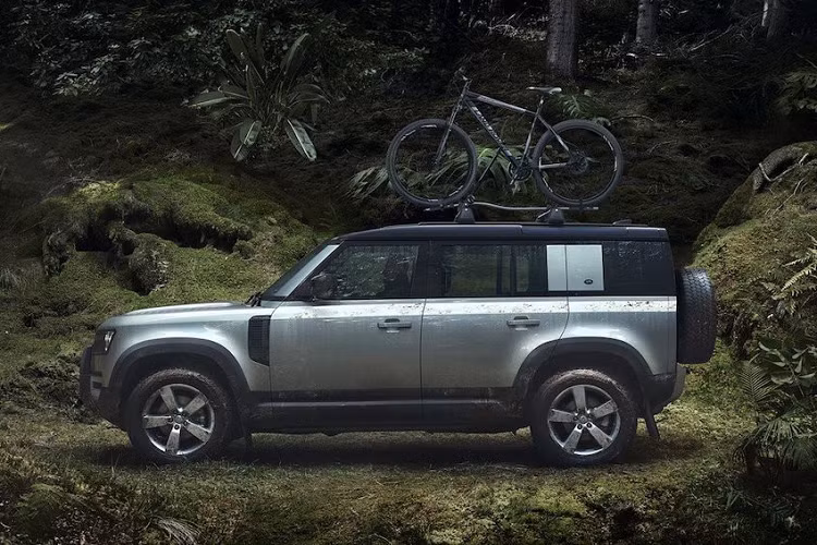 Trong khi Mercedes thiết kế G-Class thế hệ thứ 2 gần như không khác gì nhiều so với đời đầu tiên, Land Rover lại hoàn toàn rũ bỏ kiểu dáng đã trở thành biểu tượng của người tiền nhiệm. Mối liên hệ của Defender 2020 với người tiền nhiệm ra đời từ năm 1983 chỉ nằm ở phần đầu và đuôi ngắn, thân xe vuông vức; cửa sau bản lề mở ngang được treo lốp dự phòng và các ô cửa kính hẹp chạy dọc hai cạnh ở trên mui xe với tên gọi Alpine.