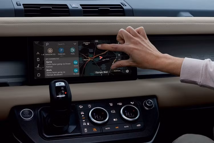 Bên trong nội thất, Defender 2020 cũng hoàn toàn rũ bỏ sự tối giản tới mức sơ sài của cabin thế hệ trước. Giống như bất kỳ mẫu xe cao cấp nào hiện tại, nó cũng có bảng đồng hồ kỹ thuật số bao quanh bởi màn hình trung tâm cảm ứng và màn hình hiển thị trên kính - tất cả đều được kiểm soát qua hệ thống thông tin giải trí Land Rover Electronic Vehicle Architecture (EVA 2.0) cực hiện đại.