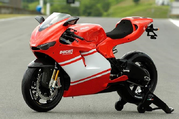 Ducati Desmosedici RR ra đời năm 2004 đã gây ra một khoảng thời gian “bế tắc” với ngành sản xuất môtô bởi đây là một mẫu xe đẹp và mạnh gần như hoàn hảo. Desmosedici RR được thiết kế lấy cảm hứng từ mẫu xe đua GP6 tại MotoGP, “con thú” thật sự trên đường đua trước khi dung tích xy-lanh các mẫu xe đua bị giảm từ 990 xuống còn 800 cc. Xe sở hữu khối động cơ 989 cc desmodromic V4, công suất tối đa 197,3 mã lực, mô-men xoắn cực đại 116 Nm và có thể đạt vận tốc tối đa 303 km/h.