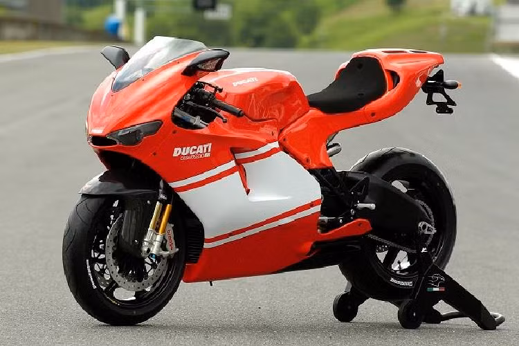 Ducati Desmosedici RR ra đời năm 2004 đã gây ra một khoảng thời gian “bế tắc” với ngành sản xuất môtô bởi đây là một mẫu xe đẹp và mạnh gần như hoàn hảo. Desmosedici RR được thiết kế lấy cảm hứng từ mẫu xe đua GP6 tại MotoGP, “con thú” thật sự trên đường đua trước khi dung tích xy-lanh các mẫu xe đua bị giảm từ 990 xuống còn 800 cc. Xe sở hữu khối động cơ 989 cc desmodromic V4, công suất tối đa 197,3 mã lực, mô-men xoắn cực đại 116 Nm và có thể đạt vận tốc tối đa 303 km/h.
