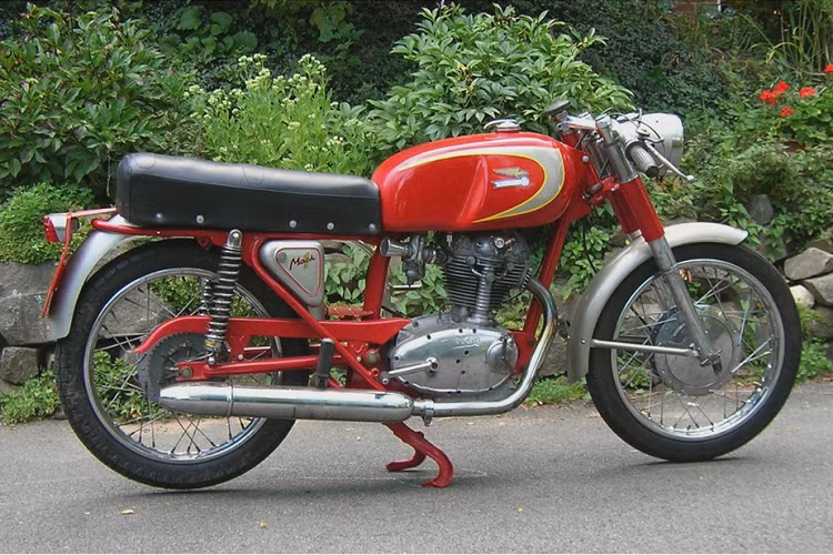 Ducati Mach 1 là chiếc xe được sản xuất trong khoảng thời gian từ năm 1965 đến năm 1969, là chiếc xe nhanh nhất thế giới vào thời điểm mà nó ra đời với tốc độ tối đa lên tới hơn 160 km/h. Mach 1 sở hữu khối động cơ 4 thì xy-lanh đơn dung tích 248,5 cc, hộp số 5 cấp. Xe đạt công suất 24 mã lực, có thiết kế hợp mốt vào thập kỷ 60.