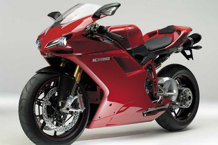 Ducati 1098 S là mẫu xe đầu tiên của Ducati có dung tích xy-lanh trên 1000 cc. Chiếc xe sở hữu khối động cơ V-Twin 1099 cc, 4 van, làm mát bằng chất lỏng, cho công suất tối đa 160 mã lực, mô-men xoắn cực đại 123 Nm. Xe có khả năng tăng tốc từ 0 lên 96 km/h, tốc độ tối đa 279 km/h.