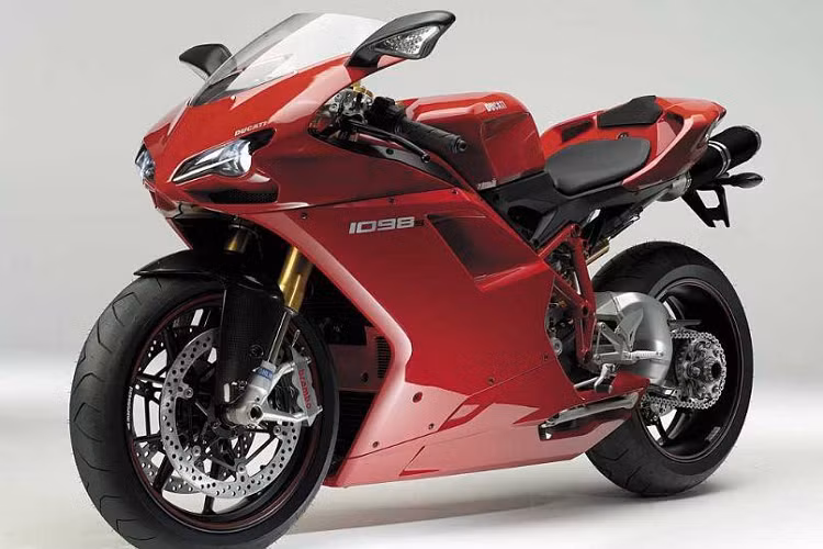 Ducati 1098 S là mẫu xe đầu tiên của Ducati có dung tích xy-lanh trên 1000 cc. Chiếc xe sở hữu khối động cơ V-Twin 1099 cc, 4 van, làm mát bằng chất lỏng, cho công suất tối đa 160 mã lực, mô-men xoắn cực đại 123 Nm. Xe có khả năng tăng tốc từ 0 lên 96 km/h, tốc độ tối đa 279 km/h.