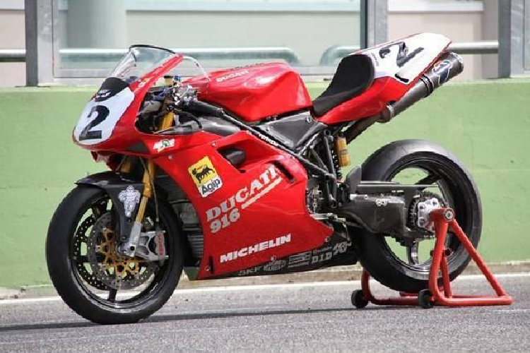 Ducati 916 SBK ra mắt năm 1994 sở hữu khối động cơ 916 cc, làm mát bằng chất lòng, hộp số 6 cấp cho công suất cực đại 114 mã lực, mô-men xoắn 91 Nm, tốc độ tối đa 257 km/h. Là một chiếc xe với động cơ đầy mạnh mẽ, song Ducati 916 SBK lại có trọng lượng khá nhẹ, chỉ 194,5 kg, giúp nó có khả năng tăng tốc và vận tốc tối đa cao hàng đầu tại thời điểm mẫu xe này được ra mắt.