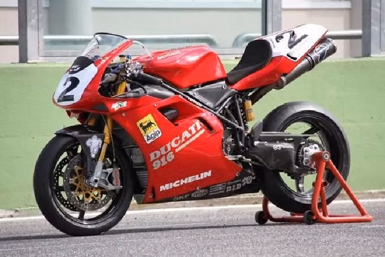 Ducati 916 SBK ra mắt năm 1994 sở hữu khối động cơ 916 cc, làm mát bằng chất lòng, hộp số 6 cấp cho công suất cực đại 114 mã lực, mô-men xoắn 91 Nm, tốc độ tối đa 257 km/h. Là một chiếc xe với động cơ đầy mạnh mẽ, song Ducati 916 SBK lại có trọng lượng khá nhẹ, chỉ 194,5 kg, giúp nó có khả năng tăng tốc và vận tốc tối đa cao hàng đầu tại thời điểm mẫu xe này được ra mắt.