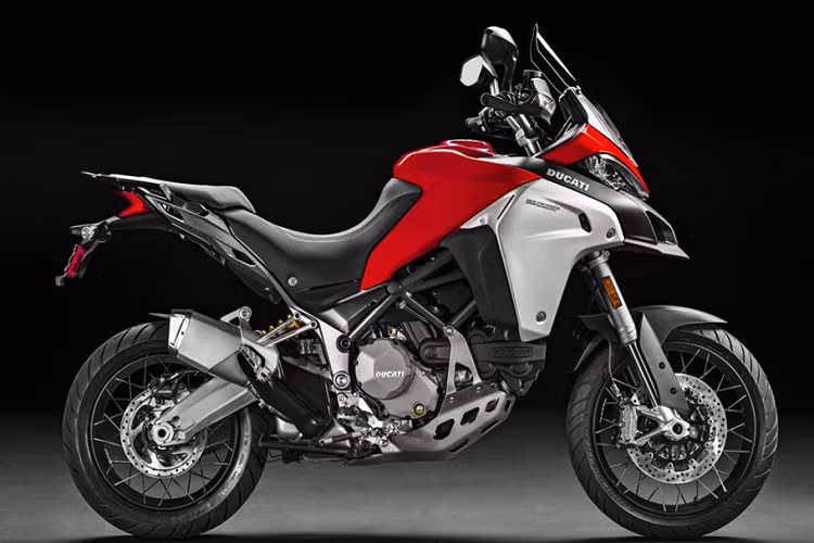 Multistrada 1200 là một mẫu xe gây “ngỡ ngàng” của Ducati, một hãng xe chuyên sản xuất những chiếc sportbike đầy sức mạnh. Multistrada là một mẫu xe adventure với yên xe mềm, tay lái cao, có thể dễ dàng thích ứng với mọi điều kiện đường sá, tạo cảm giác thoải mái, linh hoạt cho người ngồi trên xe. Multistrada sở hữu khối động cơ 1.198 cc, công suất tối đa 150 mã lực, mô-men xoắn cực đại 119 Nm. 