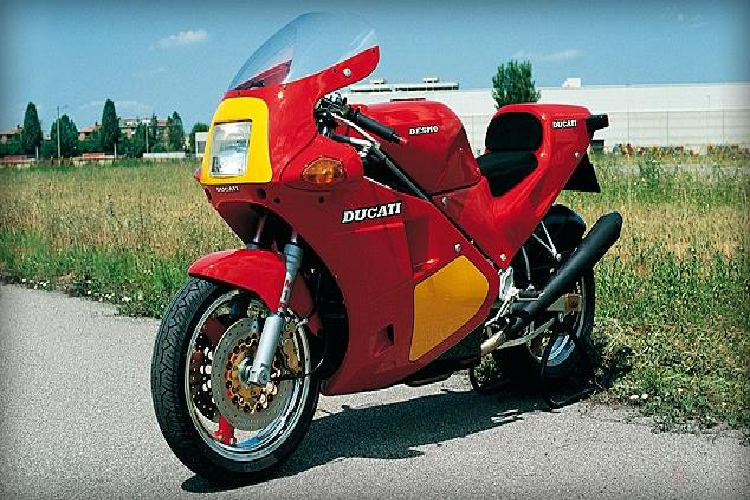 Ducati 851 được hãng xe Italy giới thiệu vào năm 1987. Thừa hưởng ưu điểm và được cải tiến từ các mẫu xe tiền nhiệm, Ducati 851 trở thành mẫu môtô 4 thì hàng đầu vào thời điểm đó. Xe sử dụng khung lưới thép ống, phanh Brembo và hệ thống treo Marzocchi, mâm xe 17 inch. Xe sở hữu khối động cơ 851 cc cho công suất cực đại 93 mã lực, hộp số 6 cấp, tốc độ tối đa khoảng 240 km/h.