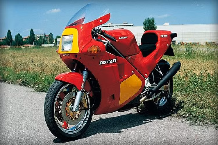 Ducati 851 được hãng xe Italy giới thiệu vào năm 1987. Thừa hưởng ưu điểm và được cải tiến từ các mẫu xe tiền nhiệm, Ducati 851 trở thành mẫu môtô 4 thì hàng đầu vào thời điểm đó. Xe sử dụng khung lưới thép ống, phanh Brembo và hệ thống treo Marzocchi, mâm xe 17 inch. Xe sở hữu khối động cơ 851 cc cho công suất cực đại 93 mã lực, hộp số 6 cấp, tốc độ tối đa khoảng 240 km/h.