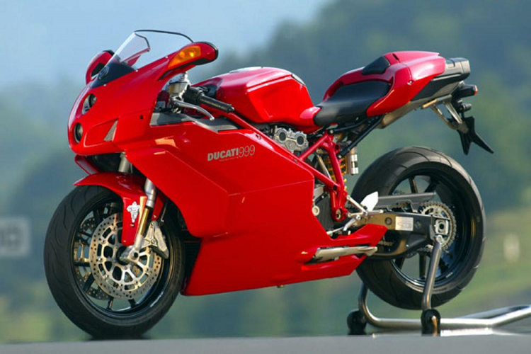 Ducati 999 được khai sinh năm 2005 từng được báo chí ca ngợi không tiếc lời bởi thiết kế và công năng không kém gì một chiếc xe đua và thực tế mẫu xe này đã gây một “cơn bão” trên thị trường khi được bán ra. Ducati 999 sở hữu khối động cơ V-twin 999 cc, công suất tối đa 145 mã lực mô-men xoắn cực đại 116,7 Nm. Xe có khả năng tăng tốc từ 0 lên 100 km/h trong khoảng thời gian dưới 3 giây và có thể đạt tốc độ tối đa khoảng 270 km/h.