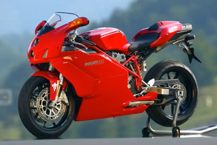 Ducati 999 được khai sinh năm 2005 từng được báo chí ca ngợi không tiếc lời bởi thiết kế và công năng không kém gì một chiếc xe đua và thực tế mẫu xe này đã gây một “cơn bão” trên thị trường khi được bán ra. Ducati 999 sở hữu khối động cơ V-twin 999 cc, công suất tối đa 145 mã lực mô-men xoắn cực đại 116,7 Nm. Xe có khả năng tăng tốc từ 0 lên 100 km/h trong khoảng thời gian dưới 3 giây và có thể đạt tốc độ tối đa khoảng 270 km/h.