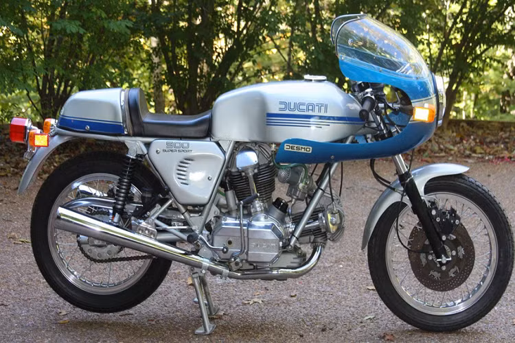 Ducati 900 cc Supersport Twin là mẫu xe ra đời năm 1975 để cạnh tranh với các hãng xe Nhật Bản trong phân khúc môtô supersport. Mẫu xe này sở hữu khối động cơ 864 cc, làm mát bằng không khí, công suất tối đa 80 mã lực, tốc độ tối đa 217 km/h, hoàn thành quãng đường 400 mét trong 12,6 giây.