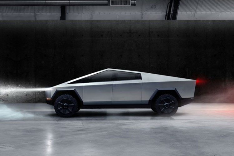 Có ý kiến cho rằng Cyber Roadrunner trông như những mẫu xe đến từ thế giới Cyberpunk, một khái niệm về thế giới giả tưởng trong tương lai. Tác giả cũng cho biết anh làm điều này không phải vì có ý chê bai thiết kế của chiếc bán tải điện Cybertruck, mà chỉ muốn kết hợp những ý tưởng của mình.