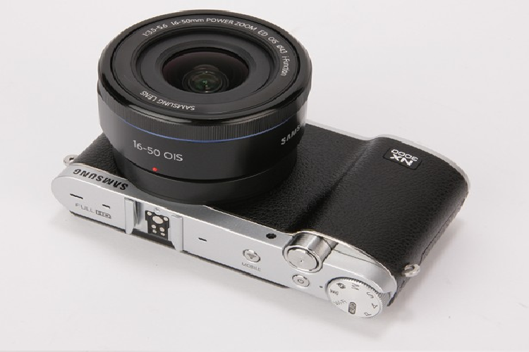 Bạn có thể thực hiện các thiết lập ISO, cân bằng trắng và phơi sáng ngay trên ống kính mà không cần sử dụng các nút trên NX3000.