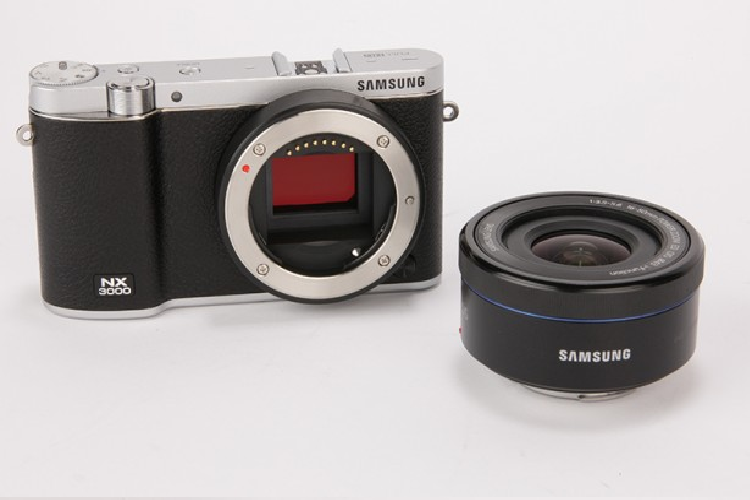 Mặc dù bạn không thể quay video 4K với NX3000 nhưng Samsung cung cấp các tính năng video khá đầy đủ cho máy. Giống như hầu hết mọi máy ảnh mới hiện nay, các tính năng NFC và Wi-Fi cũng được trang bị trên NX3000, cho phép bạn dễ dàng kết nối với một chiếc điện thoại thông qua ứng dụng Samsung Smart.