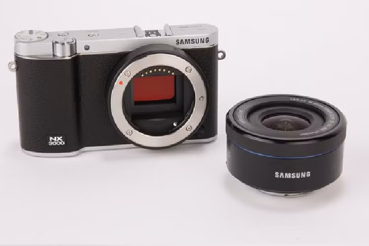 Mặc dù bạn không thể quay video 4K với NX3000 nhưng Samsung cung cấp các tính năng video khá đầy đủ cho máy. Giống như hầu hết mọi máy ảnh mới hiện nay, các tính năng NFC và Wi-Fi cũng được trang bị trên NX3000, cho phép bạn dễ dàng kết nối với một chiếc điện thoại thông qua ứng dụng Samsung Smart.