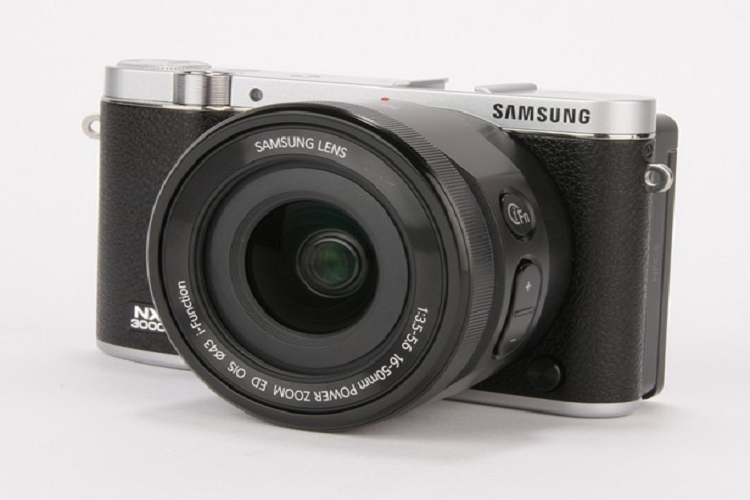 Phần đỉnh máy có hiệu ứng kim loại và phần thân máy trông giống như làm bằng da bao bọc xung quanh. Nó sử dụng thẻ nhớ microSD chứ không phải loại thẻ nhớ kích thước đầy đủ mà chúng ta đã quen thuộc, và được sạc qua cổng microUSB chứ không cần một bộ sạc riêng biệt. Pin của NX3000 có thể chụp được 370 bức ảnh, thấp hơn so với Sony Alpha A5000, nhưng tương đương với Olympus PL-5.