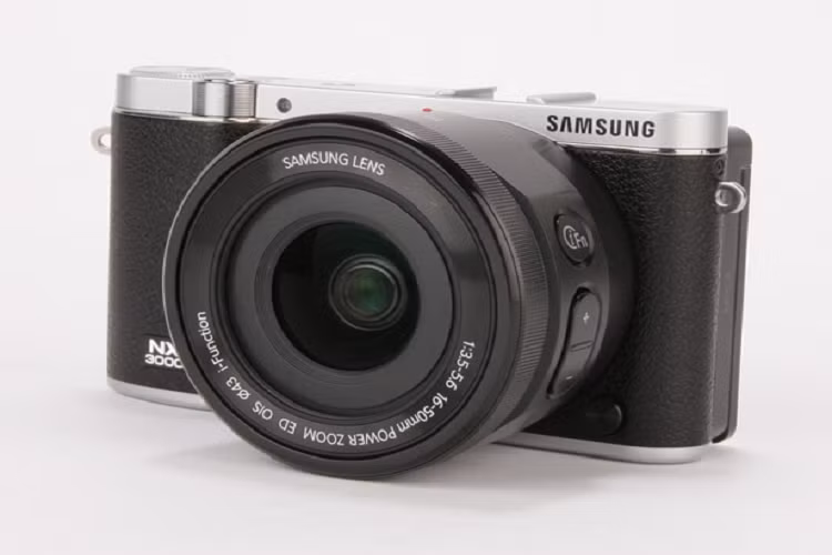 Phần đỉnh máy có hiệu ứng kim loại và phần thân máy trông giống như làm bằng da bao bọc xung quanh. Nó sử dụng thẻ nhớ microSD chứ không phải loại thẻ nhớ kích thước đầy đủ mà chúng ta đã quen thuộc, và được sạc qua cổng microUSB chứ không cần một bộ sạc riêng biệt. Pin của NX3000 có thể chụp được 370 bức ảnh, thấp hơn so với Sony Alpha A5000, nhưng tương đương với Olympus PL-5.