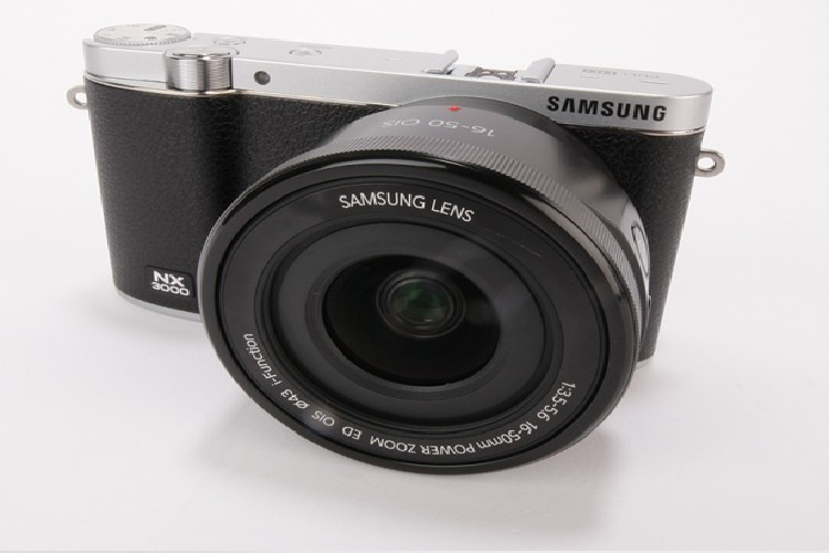 NX3000 cũng cho phép lấy nét bằng tay, nhưng lại không có tính năng đánh dấu điểm đang lấy nét trên màn hình. Thay vào đó, bạn sẽ nhận được một vùng lấy nét được phóng đại x5 hoặc x8, dù tính năng này lại cho thấy khuyết điểm của màn hình: độ phân giải thấp khiến bạn khó đánh giá chính xác điểm lấy nét trong vùng lấy nét này.