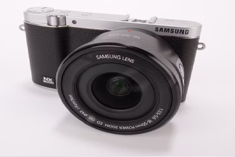 NX3000 cũng cho phép lấy nét bằng tay, nhưng lại không có tính năng đánh dấu điểm đang lấy nét trên màn hình. Thay vào đó, bạn sẽ nhận được một vùng lấy nét được phóng đại x5 hoặc x8, dù tính năng này lại cho thấy khuyết điểm của màn hình: độ phân giải thấp khiến bạn khó đánh giá chính xác điểm lấy nét trong vùng lấy nét này.