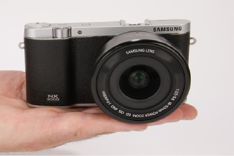 Về hệ thống lấy nét tự động AF, mẫu máy ảnh giá rẻ Samsung này không được trang bị mô-đun lấy nét theo pha giúp lấy nét nhanh như trên NX3000, nhưng hệ thống lấy nét tương phản đã được nâng cấp.