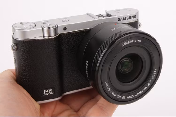  Mẫu máy ảnh Samsung NX3000 sở hữu cảm biến 20.3 megapixel chính thức ra mắt tháng 6/2014. Về thiết kế, NX3000 là một bước tiến về thiết kế so với NX2000. 