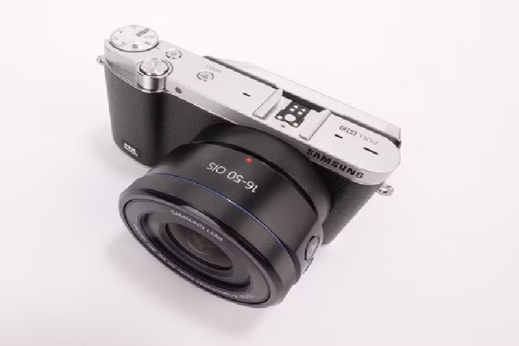 Samsung NX3000 có một chỗ gồ lên rất nhẹ phía tay cầm bên phải để giúp người dùng cầm máy chắc hơn. Độ dày lớn nhất của máy chỉ là 39mm.