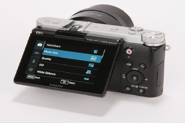 NX3000 sở hữu màn hình 3-inch 460.800-dot, trong khi model tiền nhiệm có màn hình 3.7 inch với độ phân giải lớn hơn nhiều, lên đến 1.152.000 dot. Mặc dù màn hình của NX3000 cho màu sắc trung thực và khả năng hiển thị ngoài trời khá tốt, nhưng rõ ràng màn hình NX2000 cao cấp hơn.