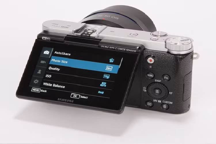 NX3000 sở hữu màn hình 3-inch 460.800-dot, trong khi model tiền nhiệm có màn hình 3.7 inch với độ phân giải lớn hơn nhiều, lên đến 1.152.000 dot. Mặc dù màn hình của NX3000 cho màu sắc trung thực và khả năng hiển thị ngoài trời khá tốt, nhưng rõ ràng màn hình NX2000 cao cấp hơn.