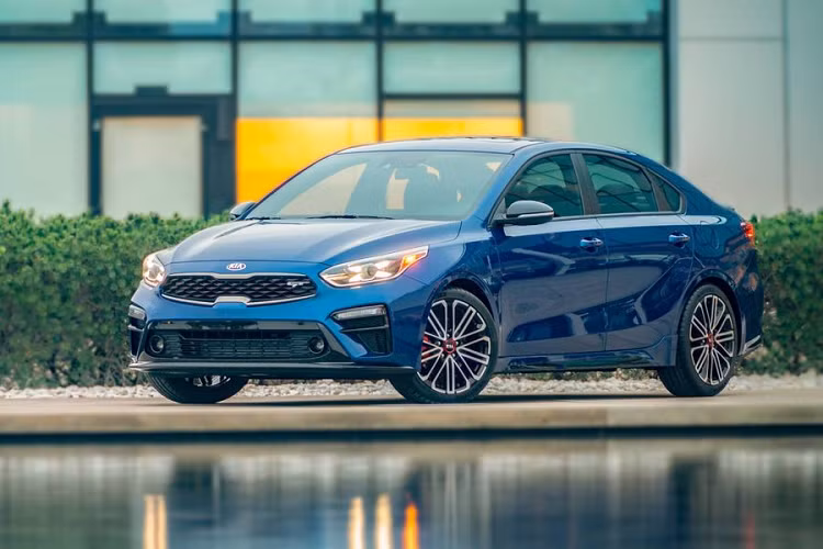 Hầu hết mọi người đều cho rằng mẫu xe sedan Kia Forte (tại thị trường Việt Nam, Forte được biết đến với tên gọi Cerato - đối thủ của Mazda3) cơ sở trông hơi giống Kia Stinger nhưng thực tế không phải như vậy, nhất là khi Forte chỉ mạnh 147 mã lực.