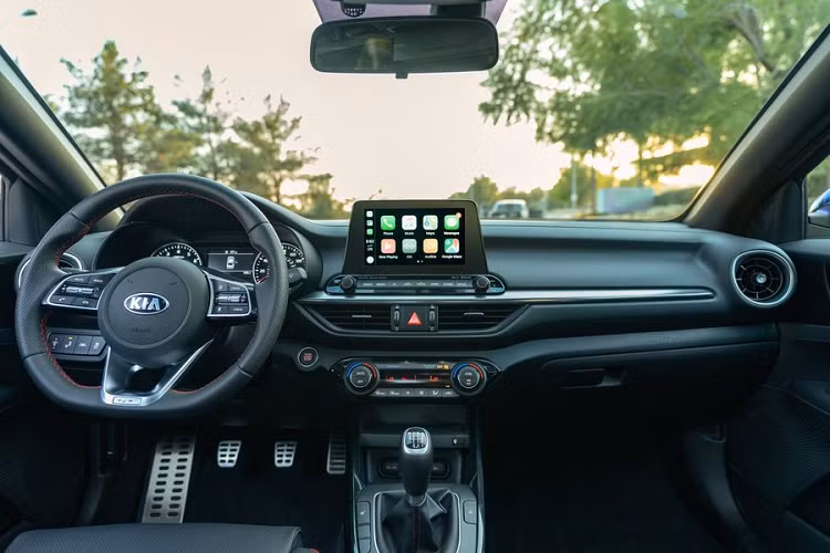 Forte GT được đánh giá cao bởi vì trang bị tiêu chuẩn đủ tốt, chủ xe không cần phải mua thêm tùy chọn mà đã có ống xả kép thể thao, bánh xe hợp kim 18 inch, đèn pha LED kèm chức năng tự động cân bằng, hỗ trợ chùm cao High Beam Assist (HBA), chìa khóa thông minh với khởi động nút bấm và vô lăng đáy phẳng tích hợp lẫy chuyển số, đèn hậu trong, chỉ khâu màu đỏ trong cabin và vỏ bọc động cơ giả sợi carbon.