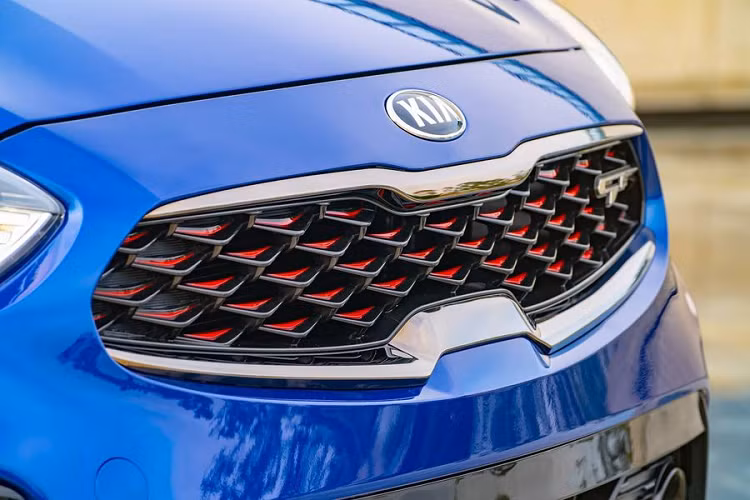 Về thiết kế, ngoại thất của Kia Forte GT 2020 đã được cải tiến hơn một chút, nổi bật là sự xuất hiện của những điểm nhấn màu đỏ ở một vài bộ phận như lưới tản nhiệt và bánh xe.