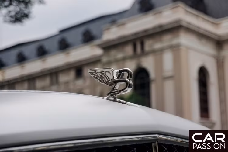 Điểm khác biệt giữa Mulsanne và Phantom đó chính là những đường nét thiết kế trên mẫu xe siêu sang đầu bảng của Bentley có xu hướng mềm mại và tinh tế hơn, phù hợp với nhiều đối tượng khách hàng khác nhau.