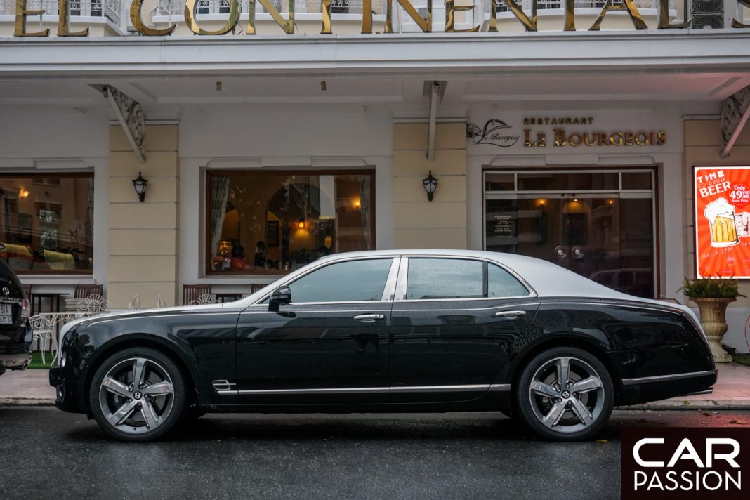 Thân xe cũng được “làm đẹp” với đường coachline màu trắng, kích thước của Bentley Mulsanne Speed khá đồ sộ với chiều dài tổng thể 5.575 mm, chiều rộng 2.208 mm và chiều cao 1.521 mm. Chiều dài của trục cơ sơ 3.266 mm và trọng lượng tổng thể lên đến 3,2 tấn.